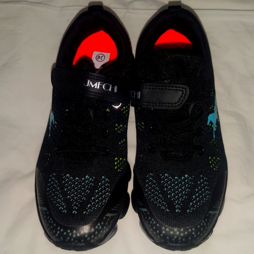 NWOT  VITIKE never worn boys sneakers